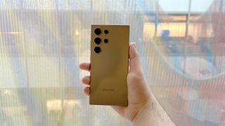 Samsung Galaxy S24 Ultra ținut vertical văzut din spate