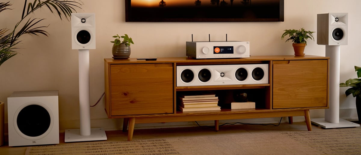 Familia de boxe JBL Series 2 într-un living