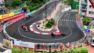 Pilotul monegasc al Ferrari, Charles Leclerc (dreapta), pilotul spaniol al Ferrari, Carlos Sainz Jr (stânga), pilotul mexican de la Red Bull Racing, Sergio Perez (al doilea stânga) și pilotul olandez de la Red Bull Racing, Max Verstappen (spate) concurează în Marele Premiu de Formula 1 de la Monaco pe circuitul stradal din Monaco
