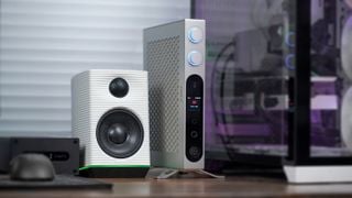 Fiio K19 pe un birou lângă un singur difuzor alb