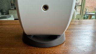 Proiector home cinema BenQ GV31 pe masă de lemn pe suport