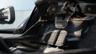 Tetierea audio binaurală KEF în interiorul concept carului Lotus Theory 1.