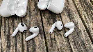 AirPods 4 comparate cu AirPods 3
