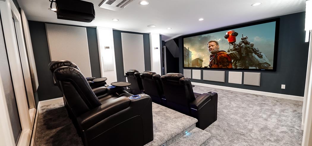 Ecran și locuri de home cinema, vedere din spate-dreapta