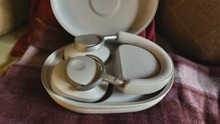 Căștile over-ear Cambridge Audio Melomania P100 în cutie deschisă