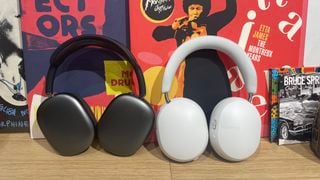 Sonos Ace sprijinit pe un fundal colorat, lângă Apple AirPods Max