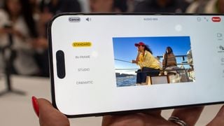 iPhone 16 Plus smartphone ținut în mână cu aplicația de cameră pe ecran