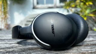 Căști Bose QuietComfort Ultra pe o masă de lemn