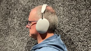 Vedere laterală a căștilor Sonos Ace purtate