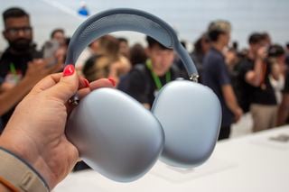 AirPods Max 2 albastre în mână