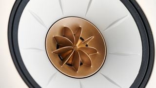 Detaliu driver Uni-Q pe sistemul all-in-one pe stativ KEF LS60 Wireless