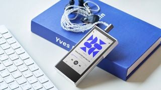 Player Astell and Kern Activo P1 pe o carte albastră