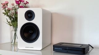 Boxe active Acoustic Energy AE1 asociate cu un streamer/preamp Bluesound Node