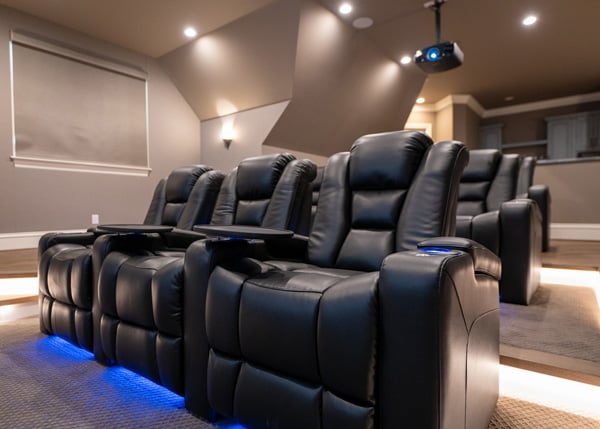 Vedere laterală a scaunelor de home cinema