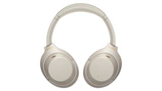 Sony WH-1000XM4 pliate pe un fundal alb