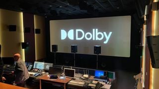 Masa de mixaj și boxe într-un studio de mixaj Dolby