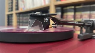Pro-Ject Debut Evo 2 pick-up, prim-plan pe brațul de ton și cartuș