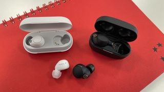 Căști wireless Sony WF-C700N și WF-1000XM4 una lângă alta