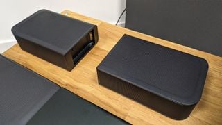 Sistem soundbar JBL Bar 1300, doar boxe surround detașabile în imagine