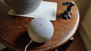 Amazon Echo Dot pe o masă de lemn