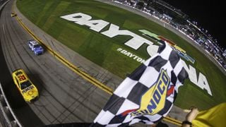 Ricky Stenhouse Jr., pilotul Chevrolet-ului #47 Kroger/Cottonelle, și Joey Logano, pilotul Ford-ului #22 Shell Pennzoil, se întrec spre linia de sosire sub steag galben la cea de-a 65-a ediție anuală Daytona 500 din NASCAR Cup Series la Daytona International Speedway