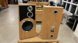 Boxe Audiovector Trapeze Reimagined în showroom