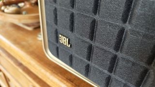 Boxa wireless JBL Authentics 500 prim-plan pe logo-ul JBL