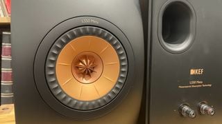 Boxele stereo KEF LS50 Meta arătând unitatea frontală a driverului