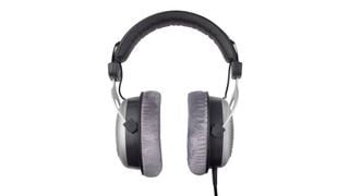 beyerdynamic DT 880 pe un fundal alb