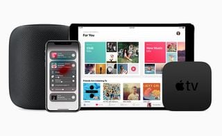 Un Apple HomePod, iPhone, iPad și Apple TV grupate împreună