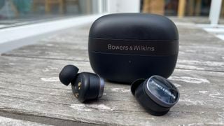Bowers & Wilkins Pi8 pe fundal din lemn gri