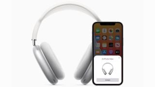 Un iPhone Apple și o pereche de AirPods Max în timpul împerecherii