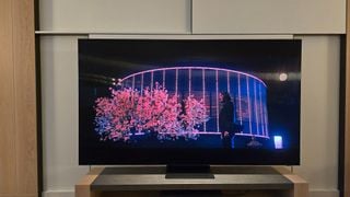 Samsung QN800D redând John Wick Capitolul 4