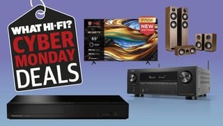Mai multe componente de home cinema aranjate pe un fundal albastru cu o etichetă 'Cyber Monday' în colț
