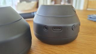 Sony ULT Wear căști over-ear prim-plan pe conexiuni și controale pe cupă