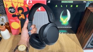 Sony WH-CH520 în mână