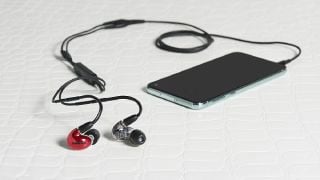 Shure Aonic 5 și accesorii pe un fundal alb