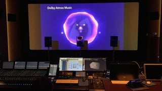 Masa de mixaj și boxe într-un studio de mixaj Dolby