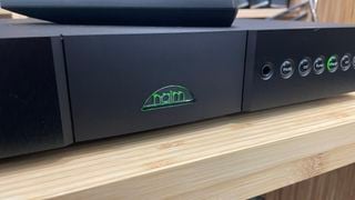 Naim Nait XS3 pe raft de lemn