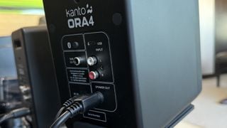 Vedere detaliată a intrărilor pe spatele Kanto Audio ORA4