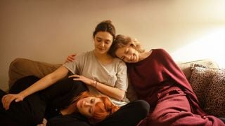 His Three Daughters surori așezate împreună pe o canapea