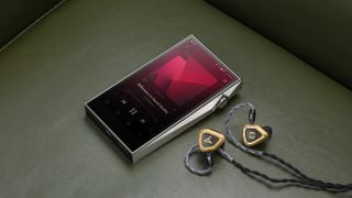 Playerul digital audio SP3000T de la Astell&amp;Kern cu căștile Novus IEM