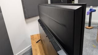 Panasonic W90A 65-inch TV arătând partea din spate a setului