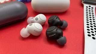 Căști wireless Sony WF-C700N și WF-C500 una lângă alta