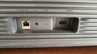 Boxa wireless JBL Authentics 500 arătând porturile de pe panoul din spate