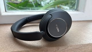 Căști over-ear Earfun Wave Pro pe pervaz