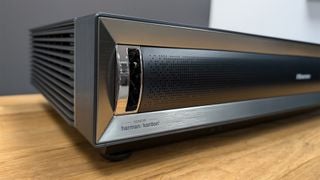 Proiector Hisense PX3-Pro cu distanță ultra-scurtă într-un unghi ușor arătând marginea frontală a proiectorului