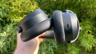 Detalii ale cupelor căștilor over-ear cu anulare a zgomotului Sennheiser Accentum Plus Wireless