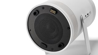 Partea din spate a proiectorului Samsung Freestyle arătând grila difuzorului și portul de încărcare magnetic
