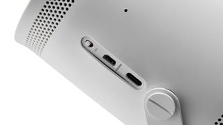 Prim-plan al proiectorului Samsung Freestyle arătând porturile HDMI și USB-C și comutatorul de microfon